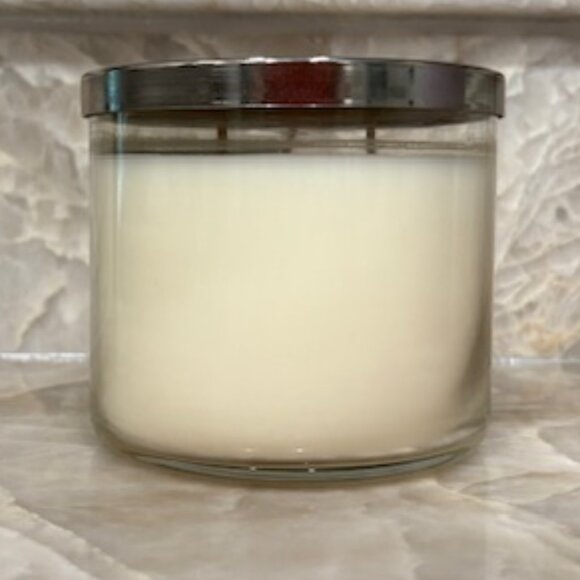 Bath & Body Works Vanilla Bean Noel 3 Wick Candle 14.5 oz. Older Label New - Picture 2 of 6